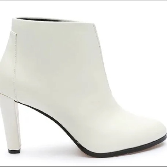 Tahari Meredith Star White Booties - Size 9.  New - Picture 1 of 6